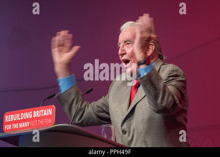 Die jährliche Konferenz der Labour Party 2018, Albert Docks, Liverpool, England, UK. 26. September, 2018. Dennis Skinner M.P. "Die Bestie von bolsover "sprechen von der Labour Party, jährliche Konferenz 2018. Alan Beastall/Alamy leben Nachrichten Stockfoto