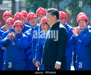 Qiqihar, Provinz Heilongjiang Chinas. 26 Sep, 2018. Der chinesische Präsident Xi Jinping, auch Generalsekretär der Kommunistischen Partei Chinas (KPCH) und Vorsitzender der Zentralen Militärkommission, spricht für die Arbeitnehmer während seines Besuchs in China erste Heavy Industries (CFHI) in Qiqihar, im Nordosten der chinesischen Provinz Heilongjiang, Sept. 26, 2018. Xi inspiziert Qiqihar am Mittwoch. Credit: Yan Yan/Xinhua/Alamy leben Nachrichten Stockfoto