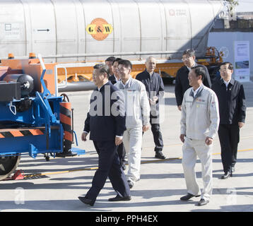 Qiqihar, Provinz Heilongjiang Chinas. 26 Sep, 2018. Der chinesische Präsident Xi Jinping, auch Generalsekretär der Kommunistischen Partei Chinas (KPCH) und Vorsitzender der Zentralen Militärkommission, besucht China Eisenbahnrollmaterial Corporation (CRRC) Qiqihar Co.in Qiqihar, im Nordosten der chinesischen Provinz Heilongjiang, Sept. 26, 2018. Xi inspiziert Qiqihar am Mittwoch. Credit: Wang Ye/Xinhua/Alamy leben Nachrichten Stockfoto