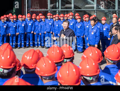 Qiqihar, Provinz Heilongjiang Chinas. 26 Sep, 2018. Der chinesische Präsident Xi Jinping, auch Generalsekretär der Kommunistischen Partei Chinas (KPCH) und Vorsitzender der Zentralen Militärkommission, spricht für die Arbeitnehmer während seines Besuchs in China erste Heavy Industries (CFHI) in Qiqihar, im Nordosten der chinesischen Provinz Heilongjiang, Sept. 26, 2018. Xi inspiziert Qiqihar am Mittwoch. Credit: Wang Ye/Xinhua/Alamy leben Nachrichten Stockfoto