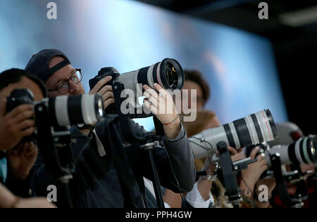 26. September 2018, Nordrhein-Westfalen, Köln: die Besucher der Messe test Teleobjektive, von der japanischen Firma Canon. Fotografie Photokina, der größten Messe der Welt, wird in Köln stattfinden, bis 29. September 2018. Foto: Oliver Berg/dpa Stockfoto