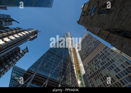 Stadt London, UK. 26. September 2018. Schönen Herbst morgen mit blauem Himmel und starkes Sonnenlicht reflektiert einige der höchsten britischen Wolkenkratzer in der Stadt, mit der Trockenperiode in der SE in das Wochenende, um fortzufahren. Credit: Malcolm Park/Alamy Leben Nachrichten. Stockfoto