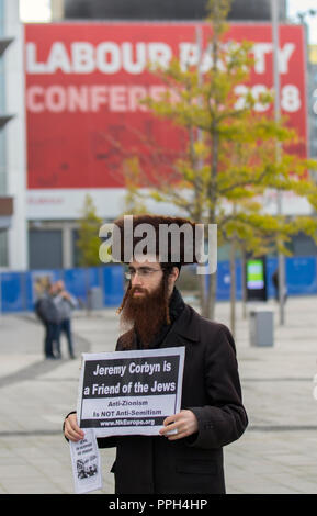 Liverpool, Merseyside, UK. 26. September 2018. Rabbi Israel Dovid Weiss (Juden gegen Zionismus) Labour Party Conference, als Unterstützer, Delegierte, Demonstranten, die Leute an der Echo Arena, da die Stadt ihren jährlichen politischen Veranstaltung Phasen zusammen. Kredit; MediaWorldImages/AlamyLiveNews. Stockfoto