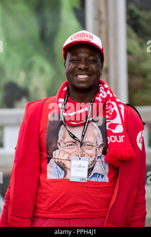 Liverpool, Merseyside, UK. 26. September 2018. Bunte Totatai Mativavarita von der Labour Party, Konferenz, als Unterstützer, Delegierte, Demonstranten, Leute, Versammlung bei der Echo Arena, da die Stadt ihren jährlichen politischen Veranstaltung. Kredit; MediaWorldImages/AlamyLiveNews. Stockfoto