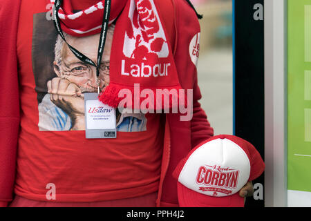 Liverpool, Merseyside, UK. 26. September 2018. Bunte Totatai Mativavarita von der Labour Party, Konferenz, als Unterstützer, Delegierte, Demonstranten, Leute, Versammlung bei der Echo Arena, da die Stadt ihren jährlichen politischen Veranstaltung. Kredit; MediaWorldImages/AlamyLiveNews. Stockfoto