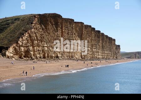 West Bay Beach, Dorset. 26. Sep 2018. UK Wetter: Menschen die Sonne am West Bay Beach genießen, Dorset, UK Credit: Finnbarr Webster/Alamy leben Nachrichten Stockfoto