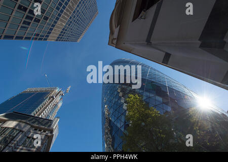 Stadt London, UK. 26. September 2018. Schönen Herbst morgen mit blauem Himmel und starkes Sonnenlicht reflektiert einige der höchsten britischen Wolkenkratzer in der Stadt, mit der Trockenperiode in der SE in das Wochenende, um fortzufahren. Credit: Malcolm Park/Alamy Leben Nachrichten. Stockfoto