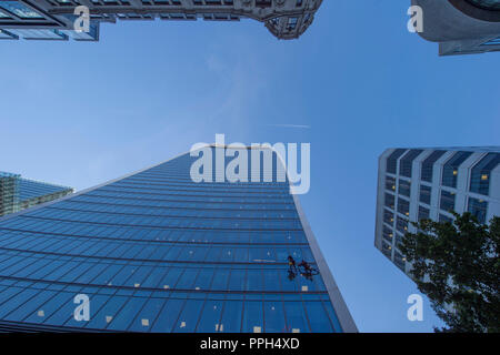 Stadt London, UK. 26. September 2018. Schönen Herbst morgen mit blauer Himmel, Fensterputzer kommen mit einigen der höchsten britischen Wolkenkratzer in der Stadt, mit der Trockenperiode in der SE in das Wochenende, um fortzufahren. Credit: Malcolm Park/Alamy Leben Nachrichten. Stockfoto