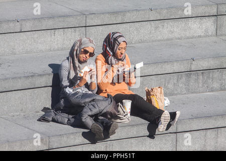 London, Großbritannien. 26. September 2018. Menschen und Touristen genießen die warmen Herbst Sonne auf London Riverside Credit: Amer ghazzal/Alamy leben Nachrichten Stockfoto