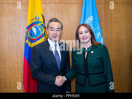 Vereinten Nationen. 25 Sep, 2018. Chinesischen Staatsrat und Außenminister Wang Yi (L) schüttelt Hände mit UN-Vollversammlung Präsident Maria Fernanda Espinosa Garces in New York, Sept. 25, 2018. Credit: Wang Ying/Xinhua/Alamy leben Nachrichten Stockfoto