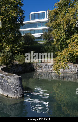Nyon, Schweiz. 26 Sep, 2018. Der Hauptsitz der Vereinigung Europäischer Fußballverbände (UEFA) am Genfer See. Die Entscheidung über den Gastgeber der kontinentale Turnier 2024 wird von den Mitgliedern des Exekutivkomitees der UEFA bei ihrem Treffen am 27.09. 2018. Die Fußball-Verbände aus Deutschland und der Türkei werden konkurrieren die 2024 Fußball-Europameisterschaft zu bewirten. Credit: Soeren Stache/dpa/Alamy leben Nachrichten Stockfoto
