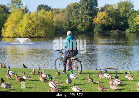 Kidderminster, Großbritannien. September 2018. Wetter in Großbritannien: Nach einem weiteren kühlen Start in den Tag wird ein erfahrener Mann mit dem Fahrrad, der in den Ruhestand geht, angehalten, um die Aussicht in seinem örtlichen Park zu genießen und den warmen Herbstsonnenschein zu genießen, der für den Rest des Tages andauern wird. Credit: Lee Hudson/Alamy Live News Stockfoto