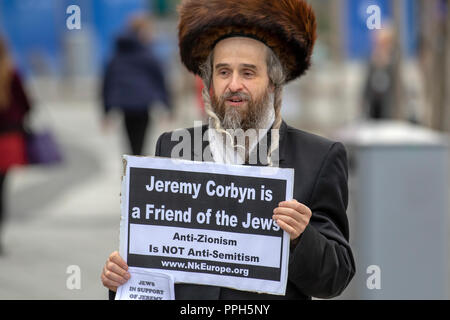 Liverpool, Merseyside, UK. 26. September 2018. Rabbi Beck (Juden gegen Zionismus) Labour Party Conference, als Unterstützer, Delegierte, Demonstranten, Leute zusammen an der Echo Arena, da die Stadt ihren jährlichen politischen Veranstaltung. Kredit; MediaWorldImages/AlamyLiveNews. Stockfoto