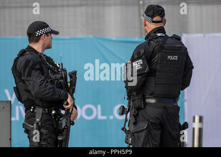 Autorisierte Feuerwaffen Officer (AFO) Ein britischer Polizeioffizier in Liverpool, Großbritannien. Waffen, Polizei, Polizei, Uniform, britischen, Kraft, Officer, Recht, Waffen, Sicherheit, Kontrolle, England, Patrouille, Gewehr, Waffe, Waffen, Militär, Pistole, Pistole, Sicherheit, Kriminalität, Schutz, Patrouille, Durchsetzung, cop, Kriminalität, Schuß, Gefahr, schwarzen Uniformen, Waffen und Ausrüstung der britischen Polizei an der jährlichen Konferenz der Labour Party, 2018. Stockfoto