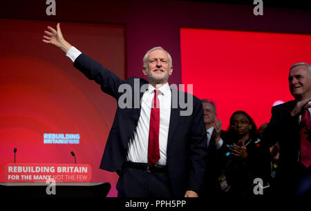 Liverpool, Großbritannien. 26. September 2018. Jeremy Corbyn, der Führer der Opposition, der Führer der Labour Party und die Labour MP für Islington Nord, Wellen, die von der Labour Party, Konferenz in Liverpool zu delegieren. © Russell Hart/Alamy Leben Nachrichten. Stockfoto