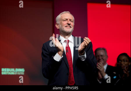 Liverpool, Großbritannien. 26. September 2018. Jeremy Corbyn, der Führer der Opposition, der Führer der Labour Party und die Labour MP für Islington Nord, Claps von der Labour Party, Konferenz in Liverpool. © Russell Hart/Alamy Leben Nachrichten. Stockfoto