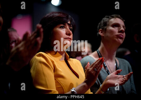 Liverpool, Großbritannien. 26. September 2018. Laura Alvarez, Ehefrau von Jeremy Corbyn, begrüßt die Rede ihres Mannes von der Labour Party, Konferenz in Liverpool. © Russell Hart/Alamy Leben Nachrichten. Stockfoto