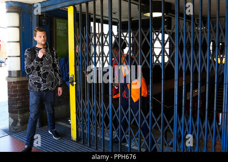 Turnpike Lane Station, nördlich von London. Uk 26. September 2018 - ein Mitarbeiter der Turnpike Lane Station im Norden von London schliesst die Station als der Piccadilly Line Zugführer 48 Stunden Streik beginnt. Credit: Dinendra Haria/Alamy leben Nachrichten Stockfoto