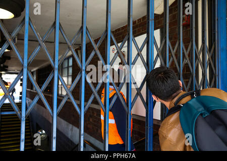 Turnpike Lane Station, nördlich von London. Uk 26. September 2018 - ein Mitarbeiter der Turnpike Lane Station im Norden Londons aktualisiert die Informationen wie die Piccadilly Line Zugführer 48 Stunden Streik beginnt. Credit: Dinendra Haria/Alamy leben Nachrichten Stockfoto