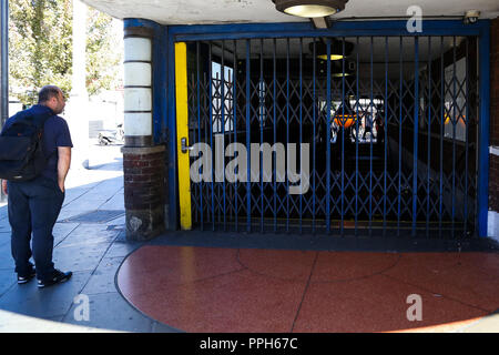 Turnpike Lane Station, nördlich von London. Uk 26. September 2018 - eine Pendlerpauschale sieht an der geschlossenen Tore Turnpike Lane Station im Norden von London wie der Piccadilly Line Zugführer 48 Stunden Streik beginnt. Credit: Dinendra Haria/Alamy leben Nachrichten Stockfoto