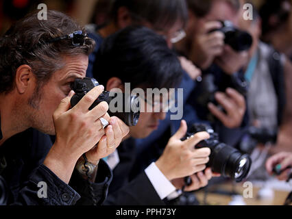 26. September 2018, Nordrhein-Westfalen, Köln: Messe besucher Test einer spiegellosen Digitalkamera (Nikon Z7). Fotografie Photokina, der größten Messe der Welt, wird in Köln stattfinden, bis 29. September 2018. Foto: Oliver Berg/dpa Stockfoto