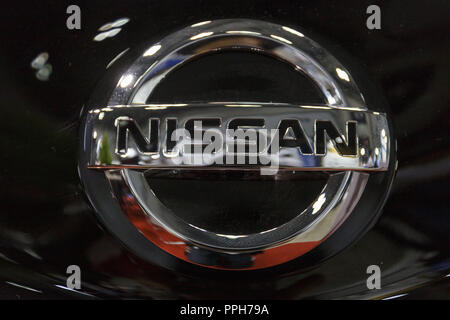 Tokio, Japan. 26 Sep, 2018. Ein Logo von Nissan ist auf der Rückseite der Samurai Geschwindigkeit (Nissan Leaf) Pikes Peak EV Challenger während der Elektroautos und Plug-in-Hybrid Fahrzeug Ausstellung (EVEX) in Tokyo Big Sight. Die Ausstellung zeigt Technologien für Elektrofahrzeuge (EV) und läuft bis 28. September. Die Veranstalter erwarten bis 38.000 Besucher anziehen. Credit: Rodrigo Reyes Marin/ZUMA Draht/Alamy leben Nachrichten Stockfoto