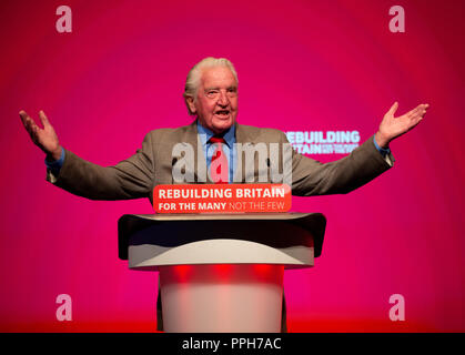 Legendäre Labour MP, Dennis Skinner Rede auf der Konferenz der Labour Party in Liverpool. Er sprach über die gesundheitspolitische Debatte darüber, wie dem National Health Service sein Leben gerettet, als er im Krankenhaus im Jahr 1999 war. Credit: Mark Thomas/Alamy leben Nachrichten Stockfoto