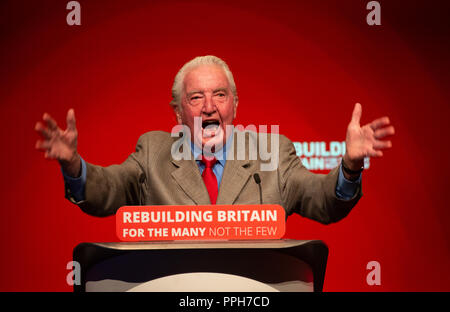 Legendäre Labour MP, Dennis Skinner Rede auf der Konferenz der Labour Party in Liverpool. Er sprach über die gesundheitspolitische Debatte darüber, wie dem National Health Service sein Leben gerettet, als er im Krankenhaus im Jahr 1999 war. Credit: Mark Thomas/Alamy leben Nachrichten Stockfoto