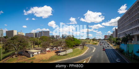 Panoramablick auf monumentale Achse Avenue und Brasilia Fernsehturm - Brasilia, Distrito Federal, Brasilien Stockfoto