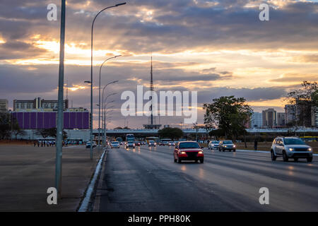 Monumentale Achse Avenue bei Sonnenuntergang - Brasilia, Distrito Federal, Brasilien Stockfoto