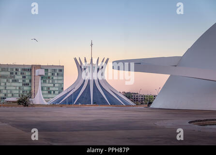 Die Kathedrale von Brasilia und National Museum bei Sonnenuntergang - Brasilia, Brasilien Stockfoto