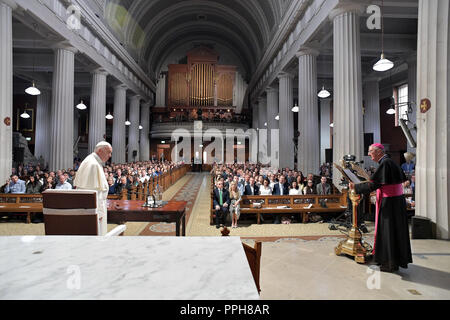 Papst Franziskus grüßt Msgr. Diarmuid Martin, Erzbischof von Dublin bei einem Besuch der St. Mary's Pro-Cathedral Mit: Papst Franziskus Wo: Dublin, Irland Wann: 25 Aug 2018 Quelle: IPA/WENN.com ** Nur für die Veröffentlichung in Großbritannien, den USA, Deutschland und Österreich zur Verfügung. Nicht in der Schweiz oder in Frankreich.** Stockfoto