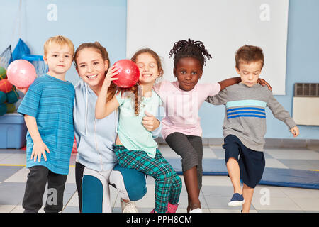 Die Gruppe der Kinder im internationalen Kindergarten Spaß mit Sport Lehrer Stockfoto