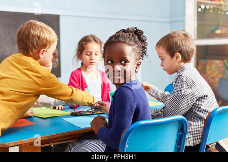 Gruppe von Kindern oder vorschüler zusammen in der Malerei Klasse im Kindergarten oder in der Vorschule Stockfoto