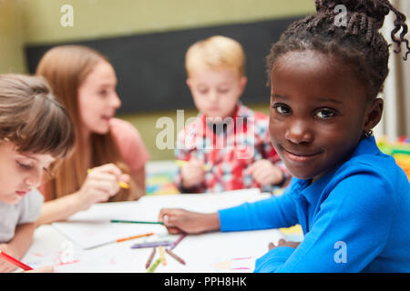 Afrikanisches Mädchen in der Kita oder internationalen Kindergarten Zeichnung Kurs Stockfoto