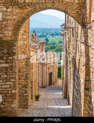 Malerische Anblick in Spello, blumig und malerischen Dorf in Umbrien, Provinz Perugia, Italien. Stockfoto