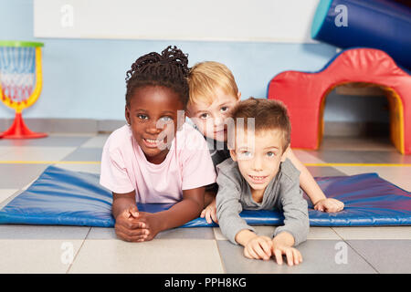 Drei multikulturellen Kinder als beste Freunde in der internationalen Kindergarten oder Kindertagesstätte Stockfoto