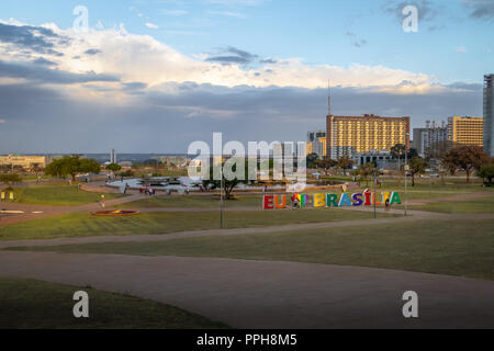 Brasilia Zeichen an Burle Marx Garten Park und den Fernsehturm Brunnen - Brasilia, Distrito Federal, Brasilien Stockfoto
