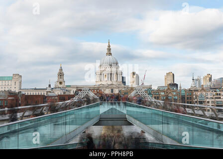 Das Millennium Fußgängerbrücke mit nicht identifizierten Touristen und Einheimischen gefüllt, und überqueren Sie die Themse und die St. Paul's Kathedrale in London, UK. 8. Stockfoto