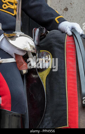 Sattel, Schwert und Tuch der Royal Horse artillery Gunner auf Wache an horseguards Parade in London. Stockfoto