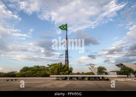 Drei Mächte Plaza (Praça dos Tres Poderes) und brasilianische Flagge - Brasilia, Distrito Federal, Brasilien Stockfoto