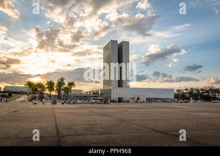 Drei Mächte Plaza (Praça dos Tres Poderes) bei Sonnenuntergang - Brasilia, Distrito Federal, Brasilien Stockfoto