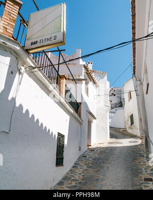 Weiße Häuser in schmalen, steilen Straße im maurischen Dorfes, Mudejar route, Salares, Axarquia, Andalusien, Spanien Stockfoto