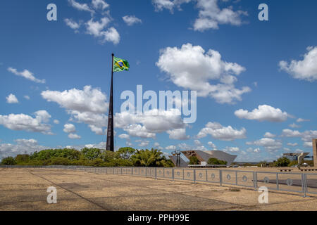 Drei Mächte Plaza (Praça dos Tres Poderes) und brasilianische Flagge - Brasilia, Distrito Federal, Brasilien Stockfoto