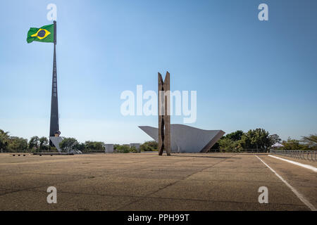 Drei Mächte Plaza (Praça dos Tres Poderes) und brasilianische Flagge - Brasilia, Distrito Federal, Brasilien Stockfoto