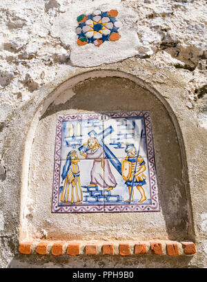 Bunte Kacheln an der Wand, die katholischen Glaubens zweite Station des Kreuzes, Salares, Axarquia, Andalusien, Spanien Stockfoto