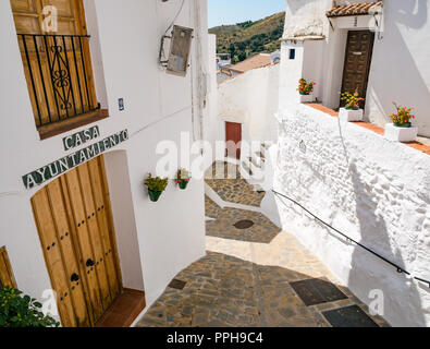 Rathaus in schmalen, steilen Lane, alten maurischen Dorf, Mudejar route, Salares, Axarquia, Andalusien, Spanien Stockfoto