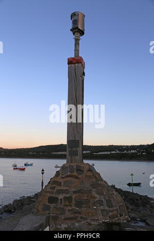 Kriegerdenkmal auf der Hafenmauer, New Quay, Cardigan Bay, Ceredigion, Wales, Großbritannien, USA, UK, Europa Stockfoto