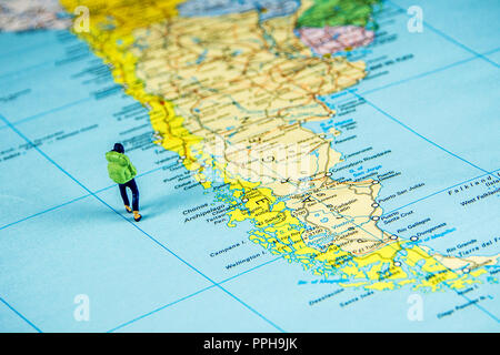 Nahaufnahme der Miniatur Figur der jungen Reisenden stehen auf große Karte Chile Stockfoto
