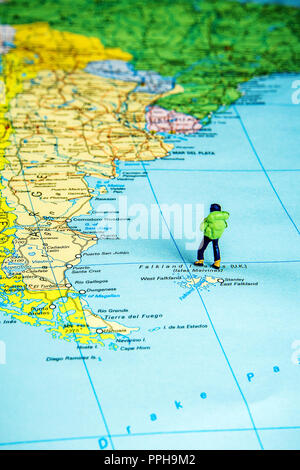 Nahaufnahme der Miniatur Figur der jungen Reisenden stehen auf große Karte Argentinien Stockfoto